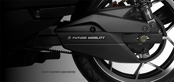 Moto X5-riem van Gates Carbon Drive aan een AEON-motorscooter