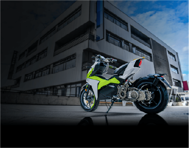 Carbon Drive-tandriemsysteem op groen met witte elektrische motorfiets
